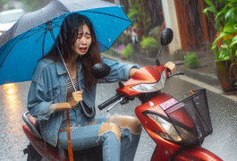 Cầm ô che mưa khi đi xe máy, người phụ nữ gặp họa sát thân 