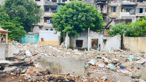 Cư dân bám trụ tại chung cư xuống cấp, bất chấp nguy cơ sụp đổ