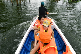 Nước không rút, rốn lũ ở Chương Mỹ 'hóa cảnh nước nổi miền Tây'