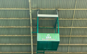 Sự thật về 'phòng VAR' treo lơ lửng trên khán đài khiến cổ động viên lo sợ