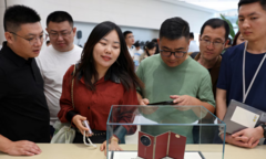Huawei Mate XT gập ba sốt như vàng: Giá bị thổi lên hơn 500 triệu
