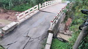 Sập cầu dân sinh ở Hoà Bình 