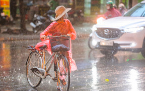 Miền Bắc mưa dông trước khi không khí lạnh tràn về