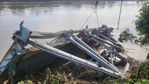 Tìm thấy thi thể trong ô tô đầu kéo vụ sập cầu Phong Châu