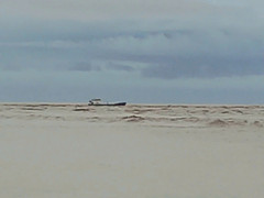 Tàu hàng cùng 6 thuyền viên trôi dạt khi đang neo đậu ở cửa sông Gianh