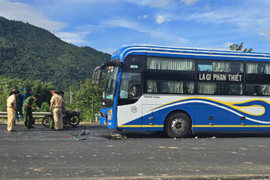 Tin tai nạn giao thông ngày 20/9: Xe khách va chạm xe máy, 2 cha con tử vong