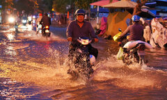 Triều cường từ tờ mờ sáng, người dân TP.HCM vật lộn giữa biển nước