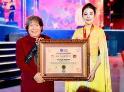 NTK Thoa Trần mang áo dài đạt 'Kỷ lục Việt Nam' trình diễn tại Thuỵ Điển