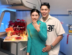 Chàng trai Quảng Nam cầu hôn bạn gái tiếp viên hàng không ở độ cao 10.000m