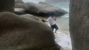 Đứng chụp ảnh trên mỏm đá, du khách rơi xuống biển mất tích