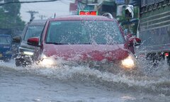 TP.HCM: Mưa kéo dài 5 tiếng, ô tô chết máy, người dân bì bõm lội giữa biển nước