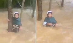 Bị lũ cuốn trôi, người phụ nữ thoát chết nhờ bám vào gốc cây