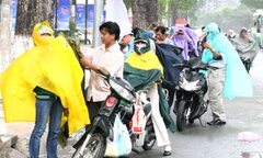 Dừng xe mặc áo mưa có phạm luật?
