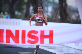 'Cô gái vàng' Nguyễn Thị Oanh phá kỷ lục quốc gia cự ly 42km