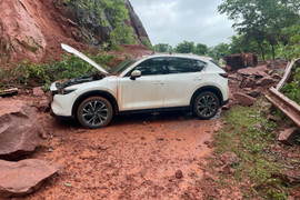 Sơn La: Đất đá sạt lở đè trúng 2 ô tô, 8 người bị thương