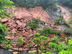 Sạt lở đất chắn ngang quốc lộ 6 qua Mộc Châu, giao thông tê liệt