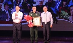 Xuân Bắc chúc mừng Tự Long nhận giải thưởng lớn