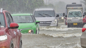 Thành Vinh ngập nặng, dân lội nước, dắt xe đi làm