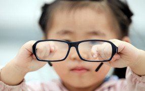 Nhiều phụ huynh tự ý cho con đi cắt kính và lời cảnh báo từ bác sĩ