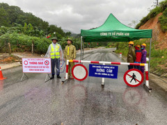 Quốc lộ 8A tiếp tục sạt lở, giao thông tê liệt