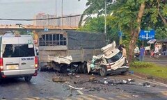 TP.HCM: Ô tô biến dạng sau va chạm xe tải, 2 người tử vong
