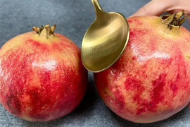 Cách tách hạt lựu siêu nhanh chỉ bằng một chiếc thìa