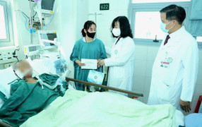 Sức khỏe bé gái sống sót trong trận lũ quét Làng Nủ hiện ra sao?