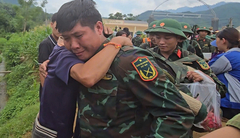 Bộ đội chia tay dân Làng Nủ trong nước mắt