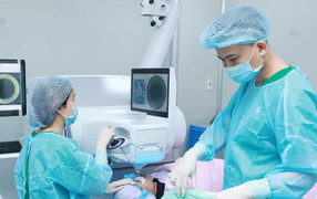 Vì sao phải đủ 18 tuổi mới được mổ mắt?