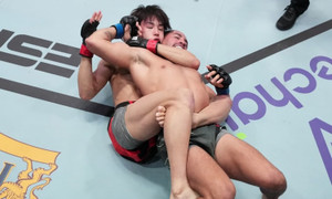 Võ sĩ Nhật dùng tuyệt kỹ Châu Tinh Trì, bám dai như đỉa buộc đối thủ xin thua