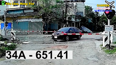 Thót tim cảnh xe con coi thường cái chết cố lách qua gác chắn trước mũi tàu hỏa