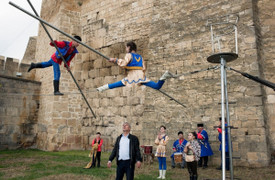 Bí mật đằng sau ngôi làng độc nhất, nơi ai cũng có thể đi thành thục trên dây