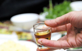 Uống 3 chén rượu mạnh, mất bao lâu nồng độ cồn về 0?