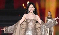 Sao Hoa ngữ 25/9: Đường Yên catwalk tại Paris, chồng cũ bảo vệ 'mỹ nhân ngư'