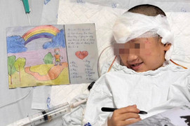 Bé trai Làng Nủ qua nguy kịch, thích gọi điện trò chuyện với anh