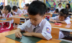 Vừa vào lớp 1, nhiều trẻ ‘vắt chân lên cổ’ học 9-10 tiếng/ngày