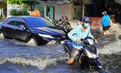 Mưa tạnh nhiều giờ, đường ở TP.HCM vẫn ngập hơn nửa mét