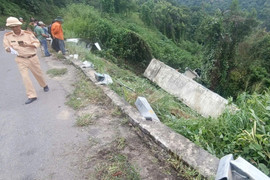 Tin tai nạn mới nhất ngày 25/9: Xe đầu kéo lao xuống vực, 1 người chết