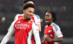 Cầu thủ Arsenal tối thi đấu, sáng cắp sách đến trường