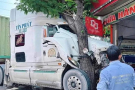 Tin tai nạn mới nhất ngày 26/9: Xe container tông dải phân cách, lao vào nhà dân
