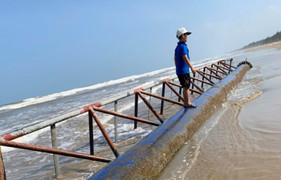 'Vật thể lạ' nặng 10 tấn trôi dạt vào bờ biển Hà Tĩnh