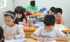 Vừa vào lớp 1, nhiều phụ huynh biến con thành 'thợ cày' học thêm kín tuần
