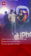 Nam thanh niên cầu hôn bạn gái bằng iPhone 16 Pro Max ngày đầu mở bán