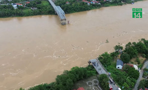 Phần còn lại của cầu Phong Châu có thể bị sập bất cứ lúc nào