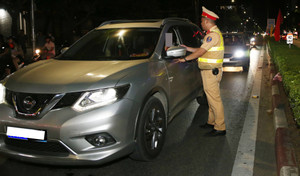 Đi xe 'biển xanh' vi phạm nồng độ cồn vượt mức kịch khung