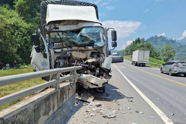 Tin tai nạn giao thông mới nhất ngày 28/9: Xe tải bị lật, chắn ngang cao tốc