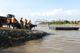 Sáng nay, bắc cầu phao tại khu vực cầu Phong Châu