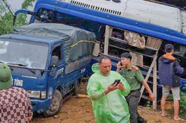 Sạt lở, lũ quét vùi lấp nhiều nhà và xe ở Hà Giang, 10 người bị thương