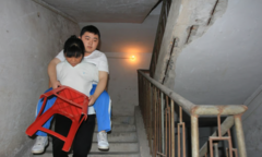 Nam sinh được mẹ cõng đến lớp hàng ngày đỗ đại học top 1 châu Á