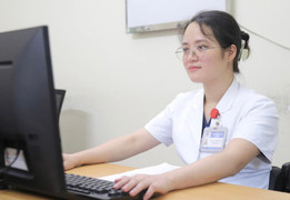 Nữ bác sĩ bị tấm kính quán cà phê đổ vào người đi làm trở lại